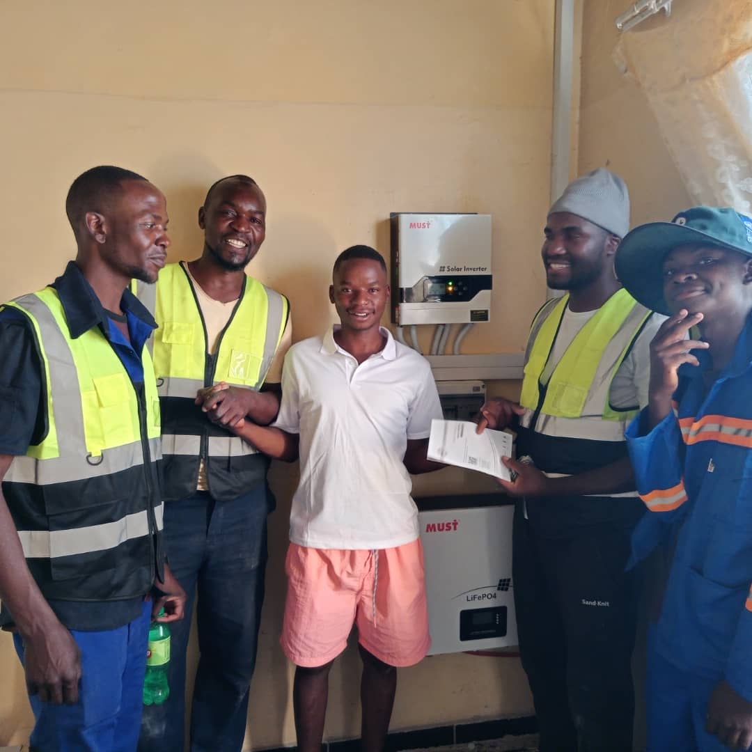 Ma-Nice team with a client after completing a solar installation